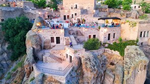 Un edificio de piedra con una escalera que lleva a una terraza.