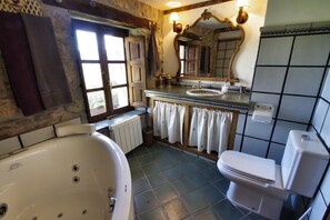 Suite | Bathroom | Hair dryer, towels - Casa Rural La Cortina (Cabrales)