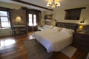 Suite | Dundyner, individuelt dekorert, individuelt innredet og skrivebord