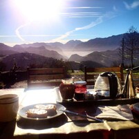 Se ofrece un desayuno bufé (10 EUR por persona)