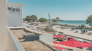 A hotel named Edenia with a view of the beach and a promenade. - Hôtel Edenia (Carnac)