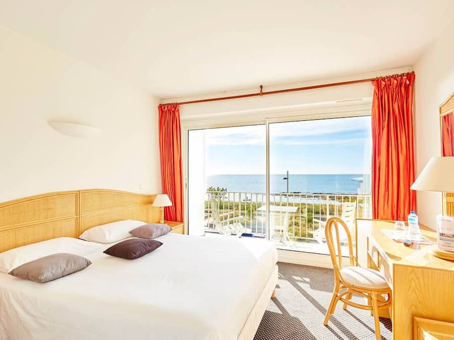 Double Room, Sea View | Minibar, in-room safe, iron/ironing board, free WiFi