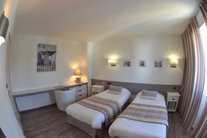 Classic-Doppel- oder -Zweibettzimmer, Stadtblick | Minibar, Zimmersafe, Bügeleisen/Bügelbrett, kostenloses WLAN