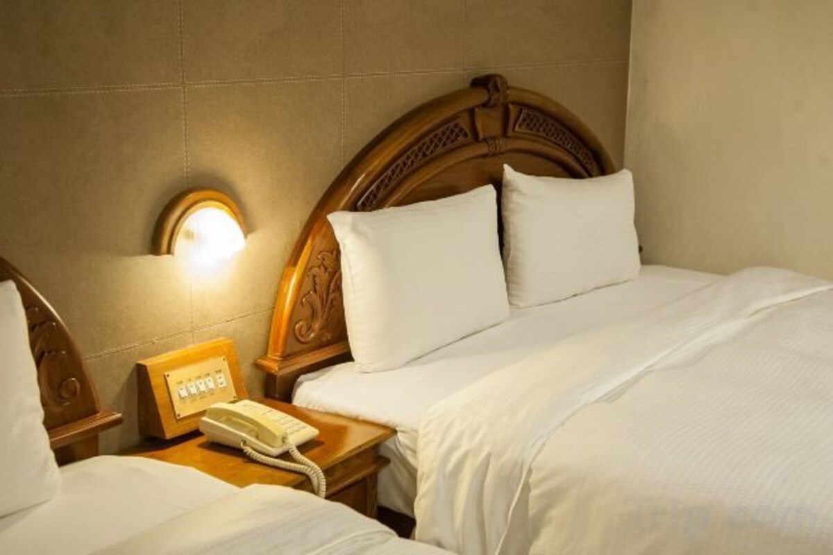 Roupas de cama premium, escrivaninha, cortinas blackout