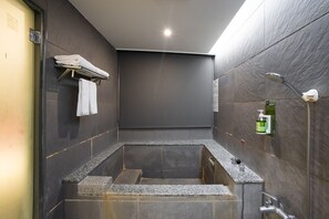 Superior Double Room | Bathroom | Combined shower/bathtub, spring water bathtub, rainfall showerhead - Mei Jia Mei Hotel (Jiaoxi)