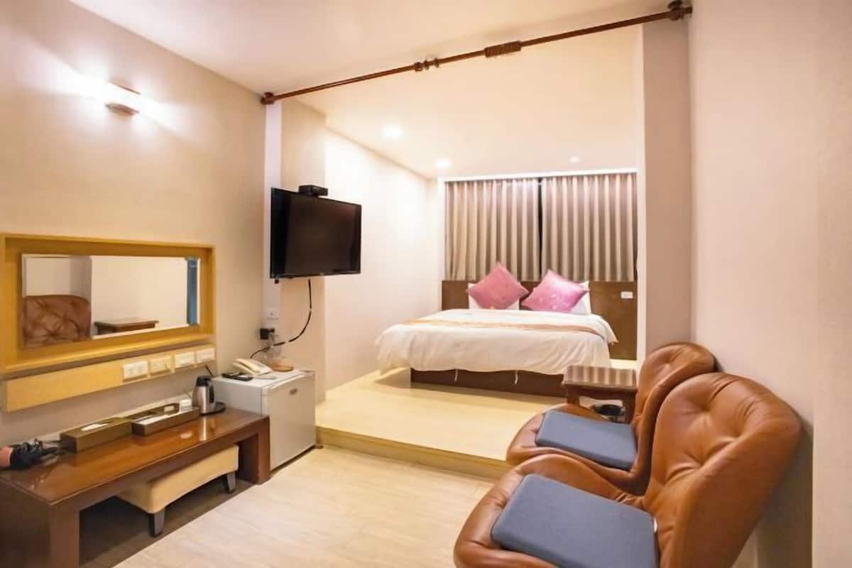 Ropa de cama de alta calidad, escritorio y cortinas blackout