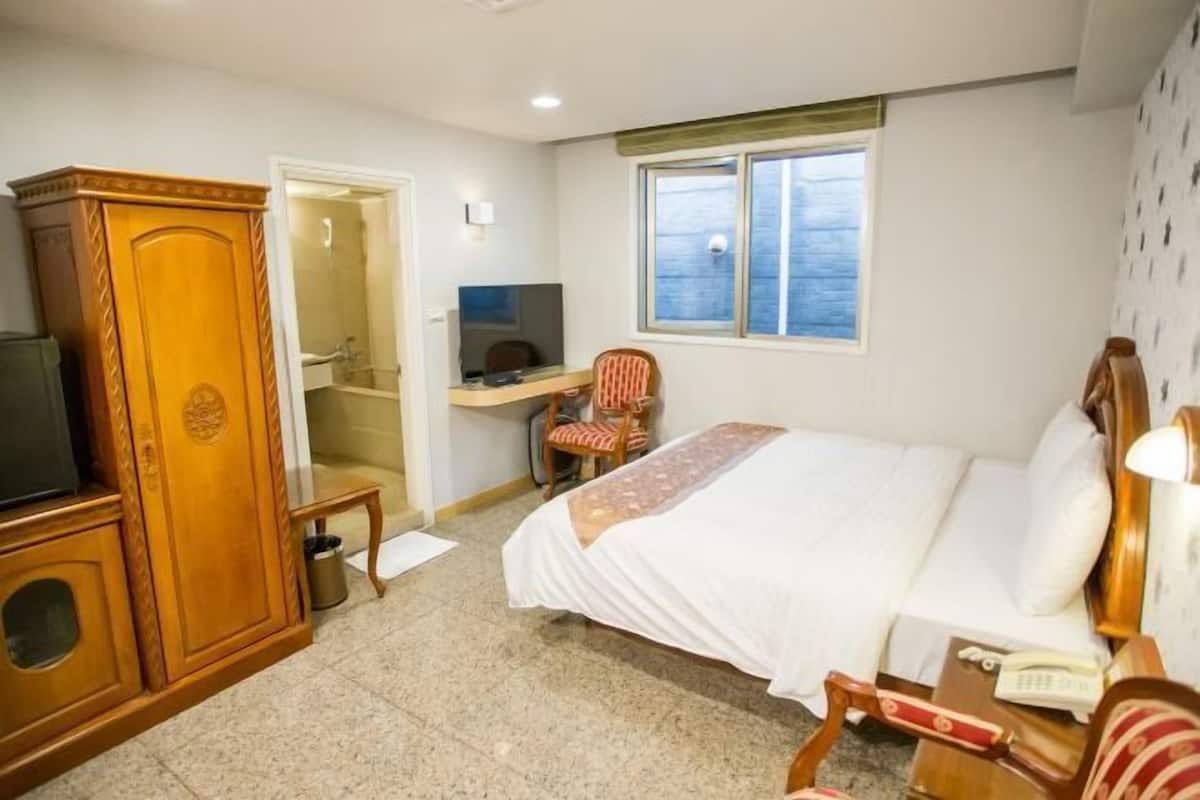 Ropa de cama de alta calidad, escritorio y cortinas blackout