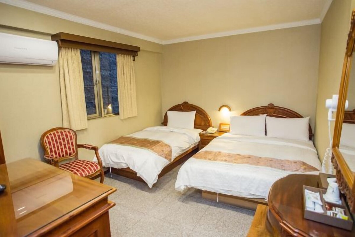 Roupas de cama premium, escrivaninha, cortinas blackout