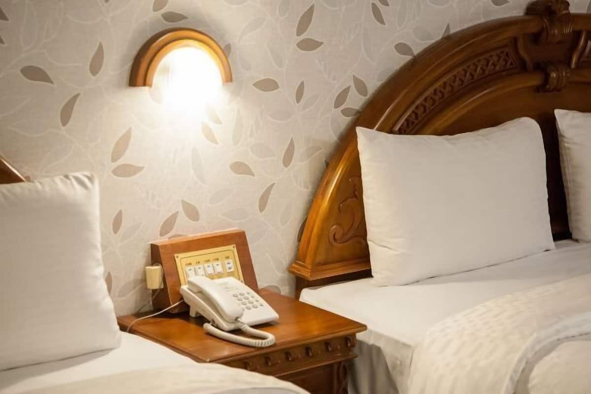 Luxe beddengoed, een bureau, verduisterende gordijnen, gratis wifi