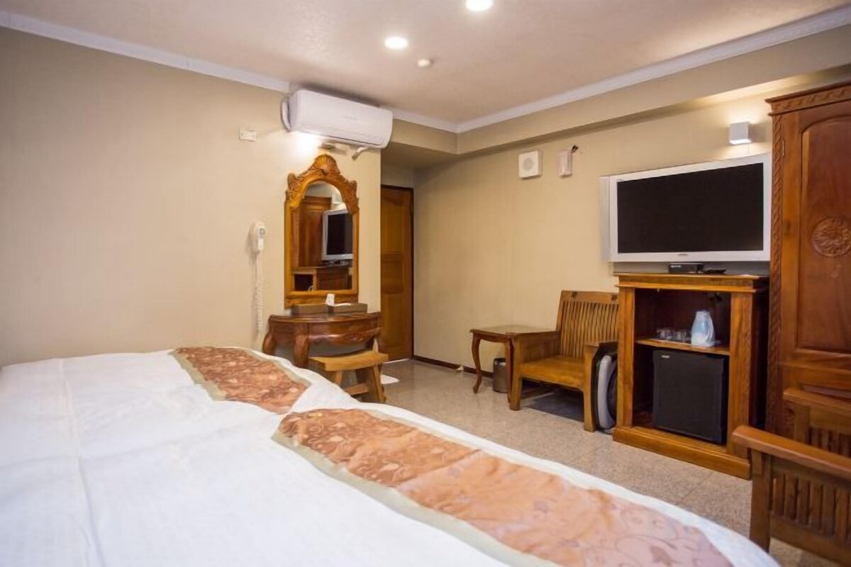 Roupas de cama premium, escrivaninha, cortinas blackout