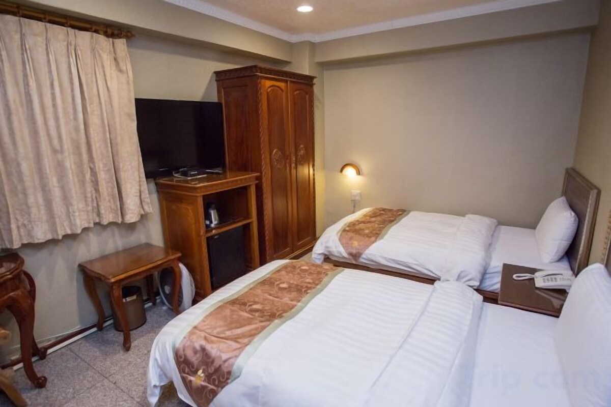 Roupas de cama premium, escrivaninha, cortinas blackout