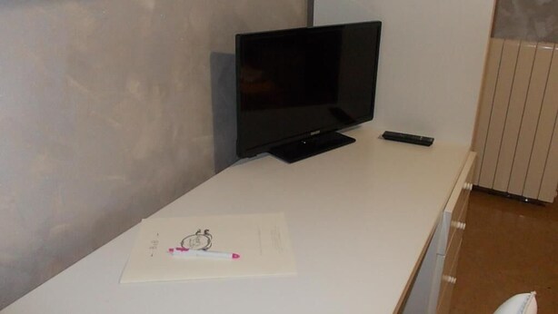 1 chambre, bureau, chambres insonorisées, fer et planche à repasser