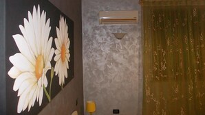 Douche, articles de toilette gratuits, sèche-cheveux, peignoirs