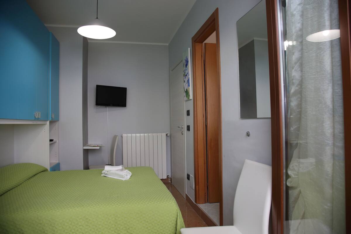 Eenvoudige eenpersoonskamer, balkon (Ortensia) | 1 slaapkamer, een bureau, geluiddichte muren