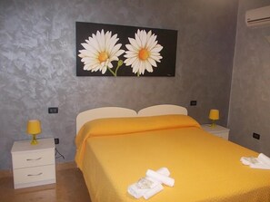 1 chambre, bureau, système d’insonorisation, fer et planche à repasser