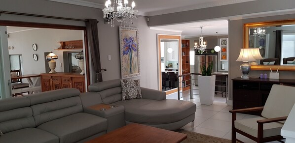 Maison familiale, 5 chambres, côté jardin | Salle de séjour | Téléviseur à écran plat, foyer