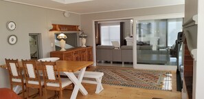 Maison familiale, 5 chambres, côté jardin | Aire de séjour | Téléviseur à écran plat, foyer