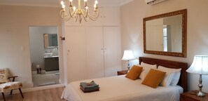 Casa familiar, 5 dormitoris, zona enjardinada | 1 dormitori, roba de llit d'alta qualitat i escriptori 