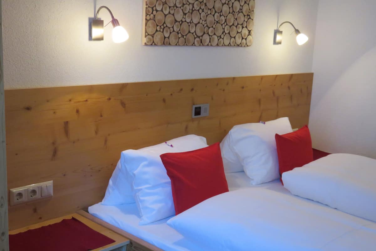 Eenvoudige tweepersoonskamer (klein) | Luxe beddengoed, een kluis op de kamer, geluiddichte muren, gratis wifi