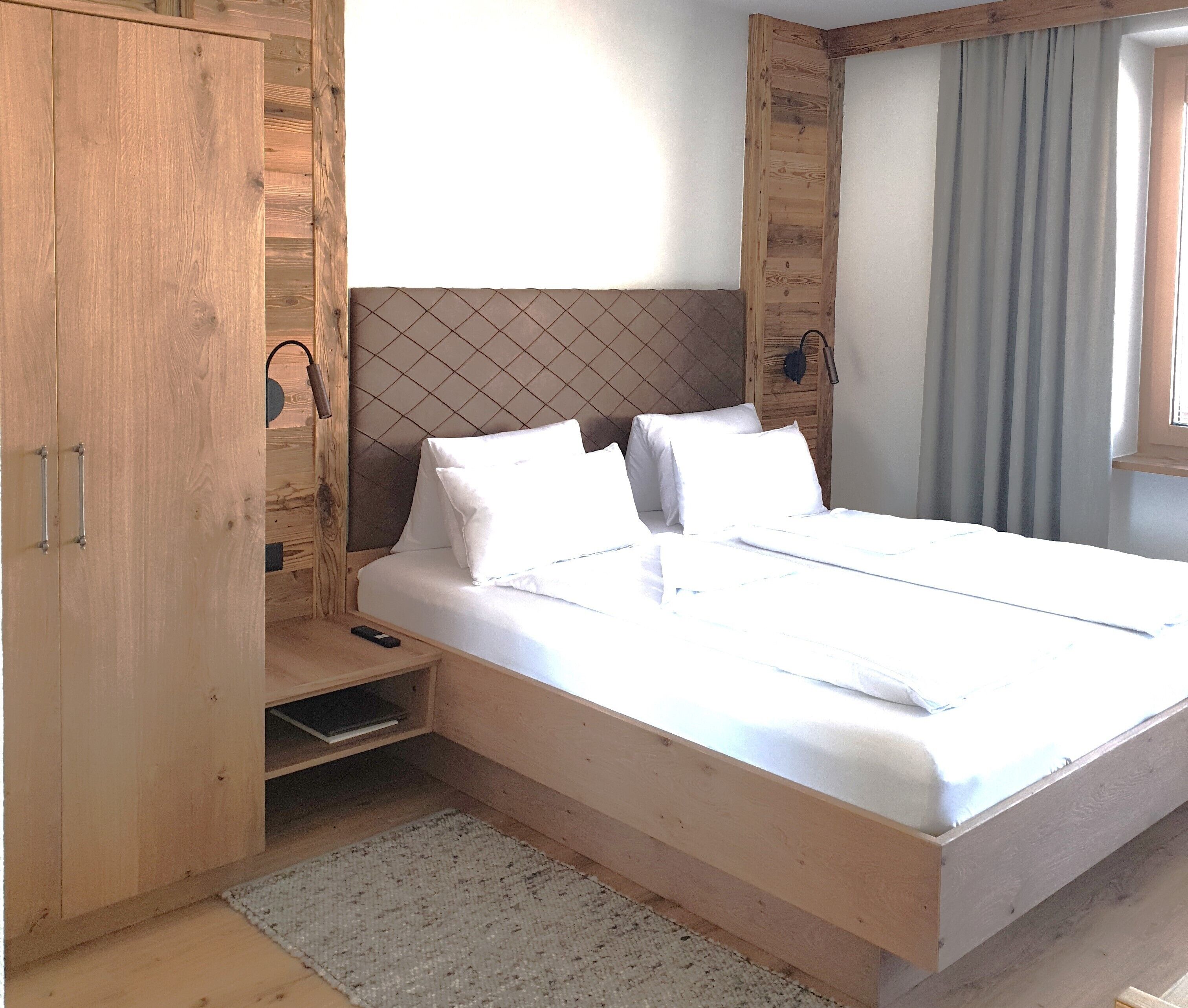 Ropa de cama de alta calidad y caja de seguridad en la habitación 