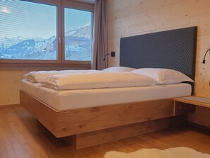 Appartement, vue montagne | Literie de qualité supérieure, coffres-forts dans les chambres