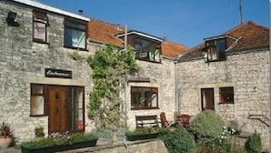 A stone building with a sign that reads "Estancia." - The Old Malt House Hotel (Bath)
