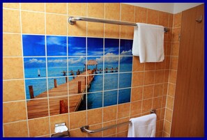 Phòng 3 | Phòng tắm | Buồng tắm vòi sen, đồ dùng nhà tắm miễn phí, khăn tắm 