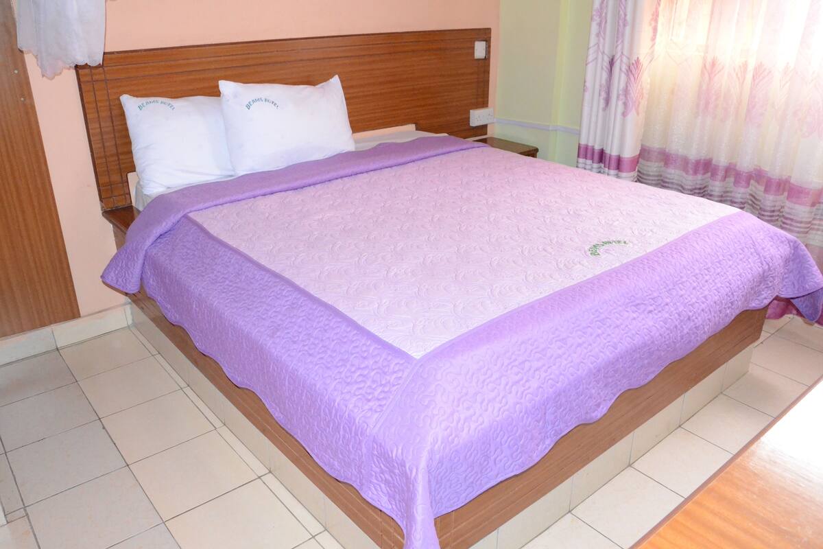 Single Room | Desk, bed sheets