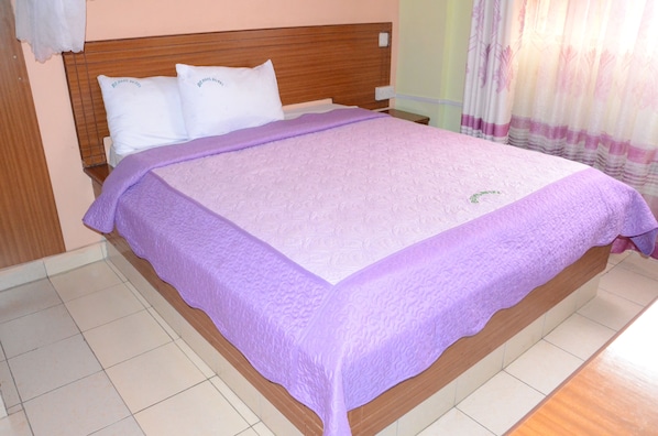Habitación individual | Escritorio y ropa de cama
