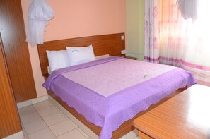 Habitación individual | Escritorio y ropa de cama