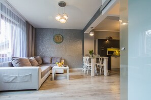 Deluxe Apartment, 1 Bedroom | 1 bedroom, iron/ironing board, free cribs/infant beds, travel crib - Apartamenty hoteLOVE przy Strumieniu (Karpacz)