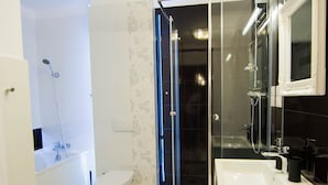 A modern bathroom with a glass shower enclosure, a white sink, and a toilet. - Apartamenty hoteLOVE przy Strumieniu (Karpacz)