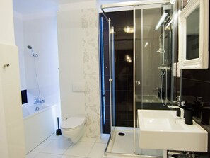 Deluxe Apartment, 1 Bedroom | Bathroom | Shower, hair dryer, towels, shampoo