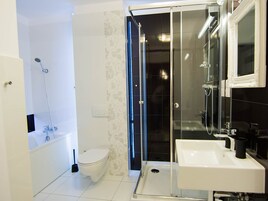 Deluxe Apartment, 1 Bedroom | Bathroom | Shower, hair dryer, towels, shampoo