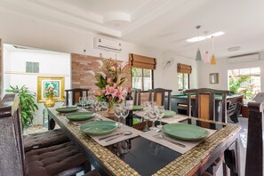 City-Villa, 6 Schlafzimmer, eigener Pool | Esszimmer