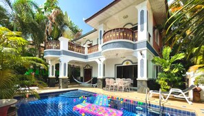 Front of property - Madee Villa - Pattaya Holiday House Walking Street (Pattaya)