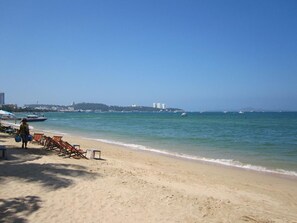Beach nearby - Madee Villa - Pattaya Holiday House Walking Street (Pattaya)