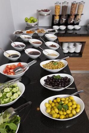 Dagelijks ontbijtbuffet (EUR 4 per persoon)