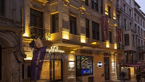 A historic building with ornate balconies and illuminated signage for the Peninsula Hotel. - Premist Hotels Taksim - Special Class  (Istanbul)