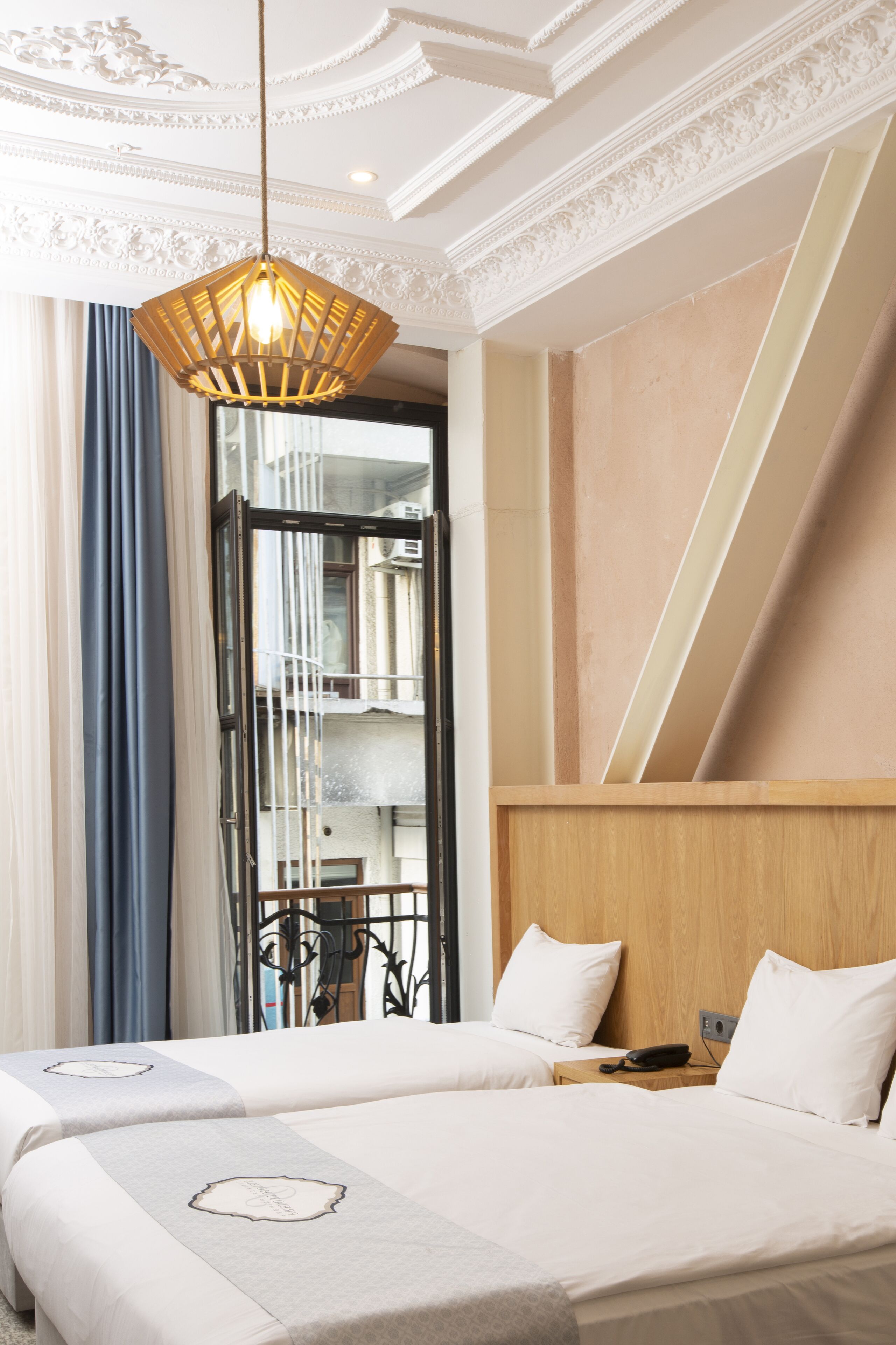 家庭房 | 高档床上用品、迷你吧、客房内保险箱、办公桌