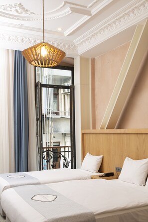 Familiekamer | Luxe beddengoed, een minibar, een kluis op de kamer, een bureau