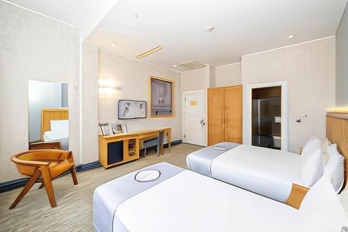 Premium bedding, minibar, in-room safe, desk
