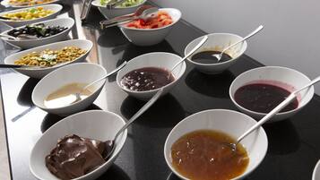 Café da manhã com buffet todos os dias (EUR 4 por pessoa)