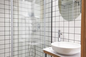 Bathroom shower - Urban Park Hotel (Tbilisi)