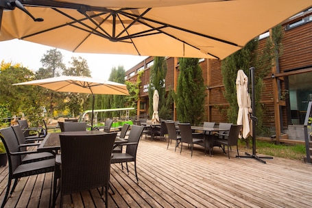 Outdoor dining. Urban Park Hotel