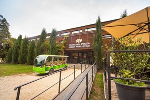 Vista frontal de la propiedad