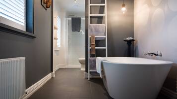 House, 3 Bedrooms | Bathroom | Separate tub and shower, jetted tub, hair dryer, towels