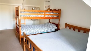 Family Room, Multiple Beds, Private Bathroom | Free WiFi - Penzance Backpackers (Penzance)