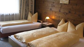 Dreibettzimmer | Zimmersafe, kostenloses WLAN, Bettwäsche