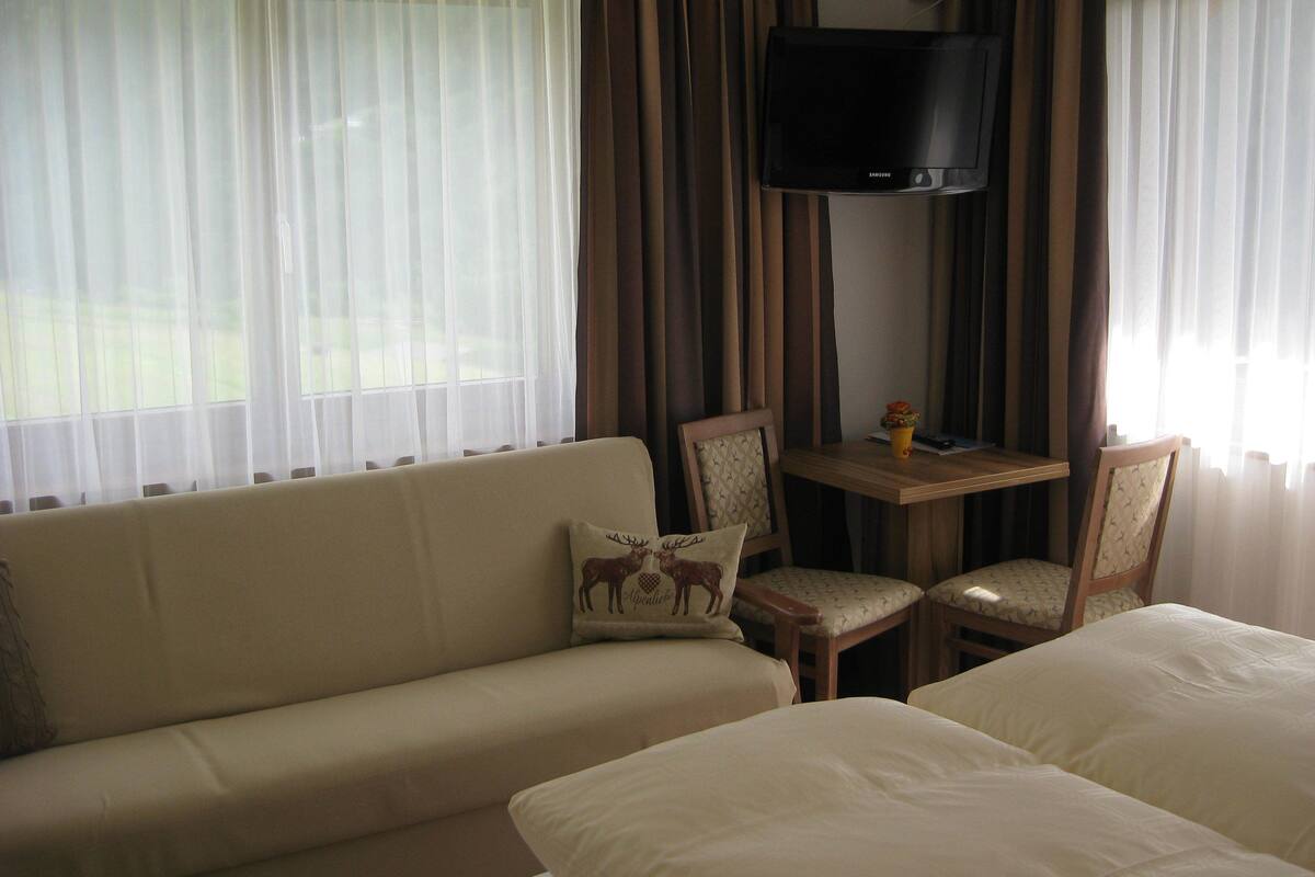In-room safe, WiFi (free), bed sheets